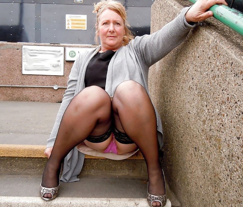 Взрослые женщины без трусиков