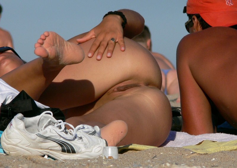 Девка без трусов на вечеринке