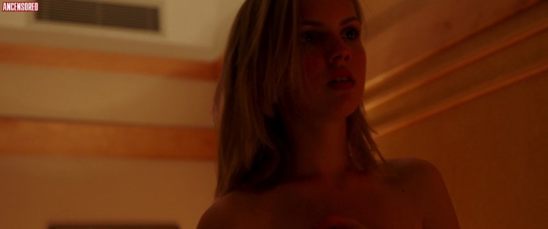 Софи b голая киска на природе