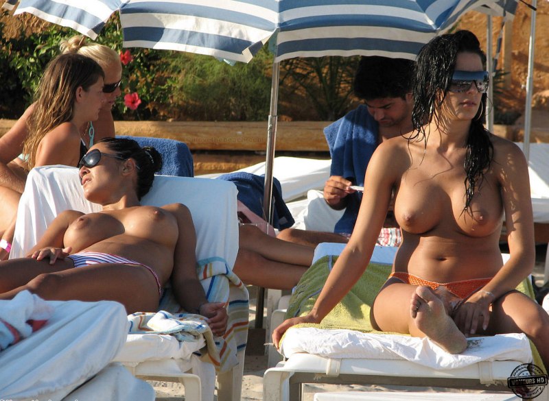 Девушки топлес на Ибице