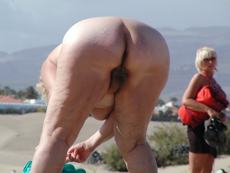 Голые попки толстых бабуль на пляже