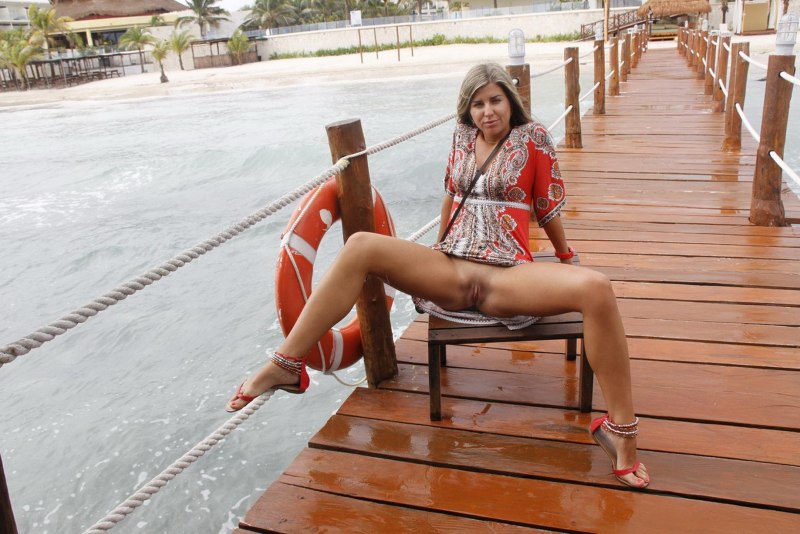 Женщины без трусов на отдыхе