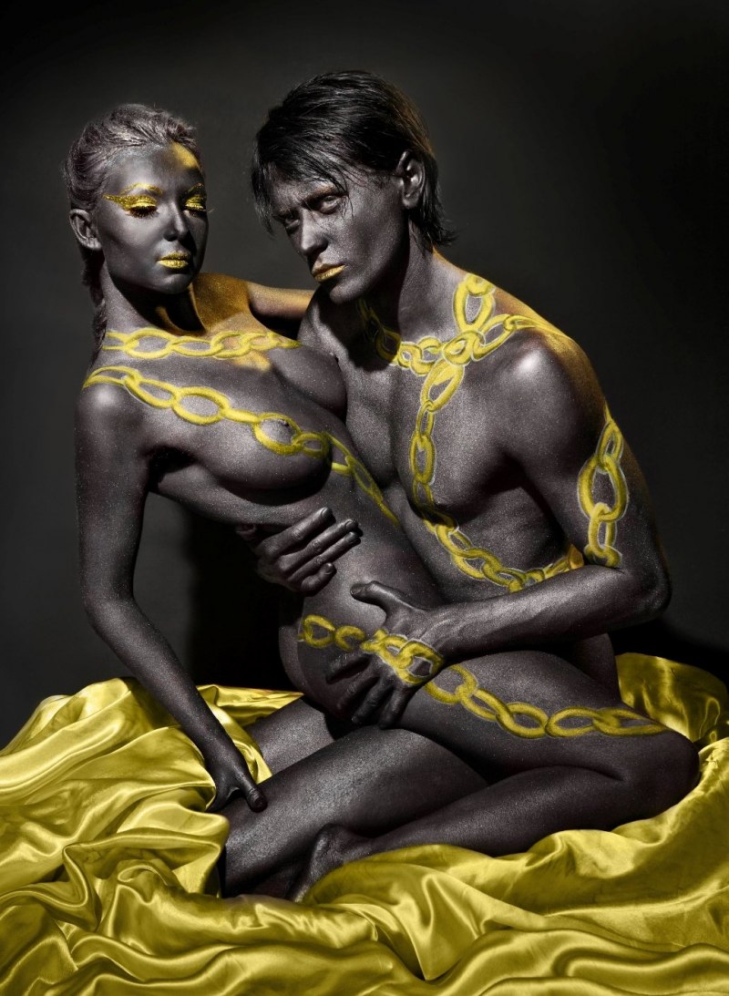 Бодиарт на голых бабах