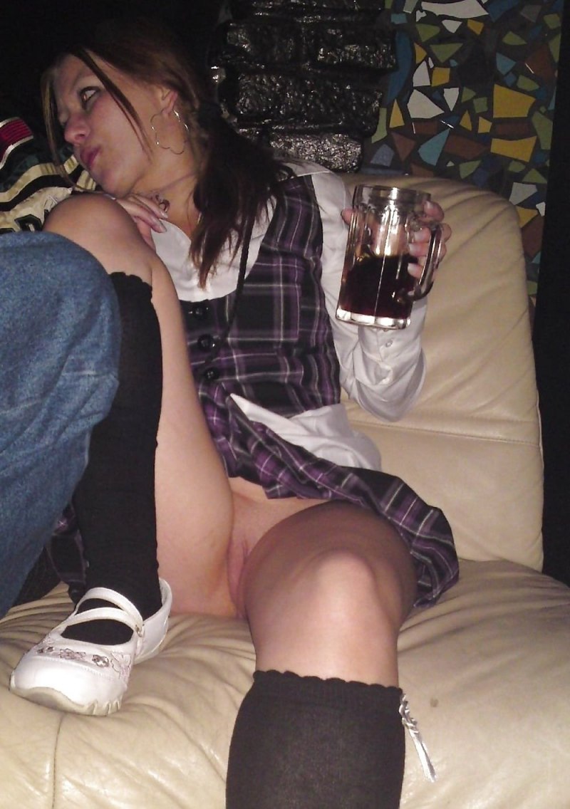 Жена без трусиков перед другом