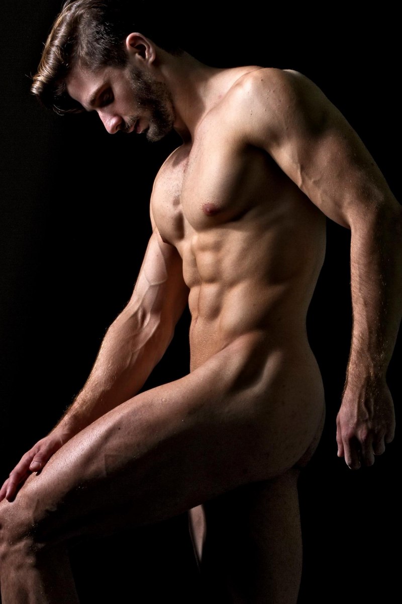 Красивое голое мужское тело