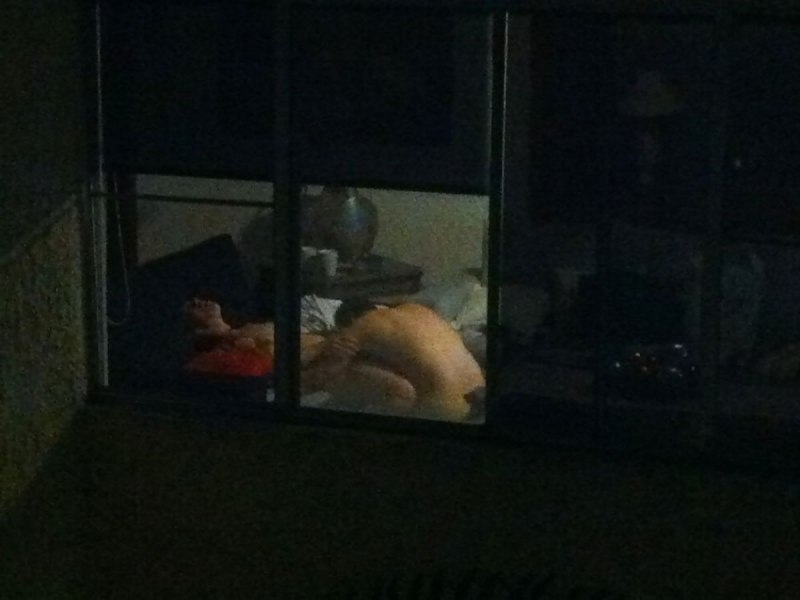 Голые соседи в окне напротив