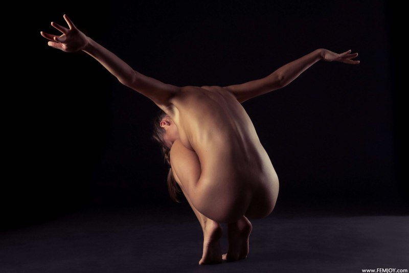 Гимнастические позы ню