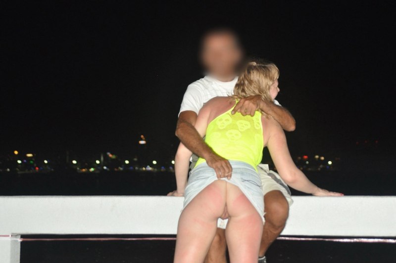 Женщины без трусов под юбкой