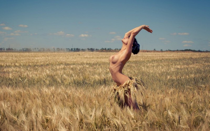 Эротическая фотосессия в поле