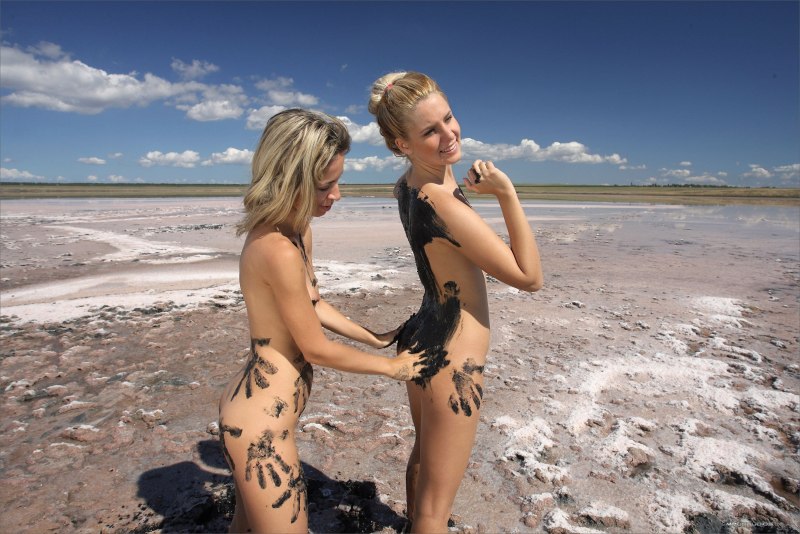 Голая намазалась грязью