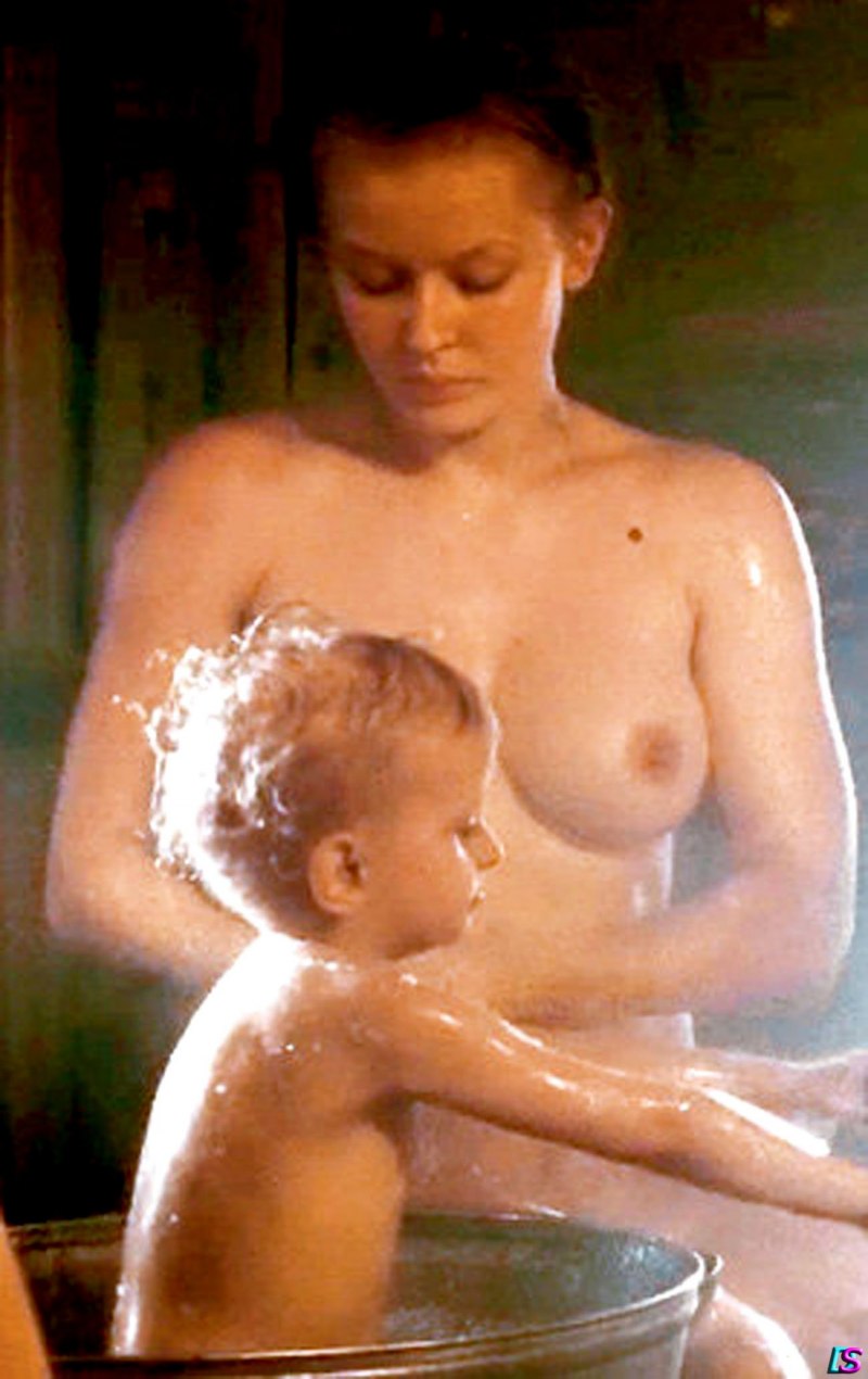 Юлия Пересильд край баня