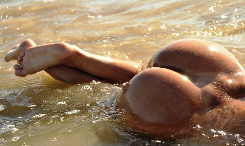 Голые женские попы в воде