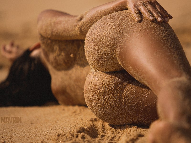 Попки в песке голенькие