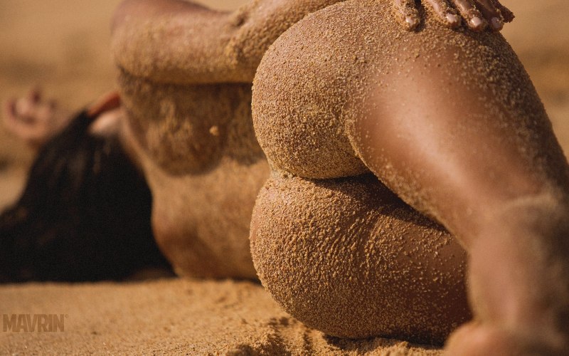 Попки в песке голенькие