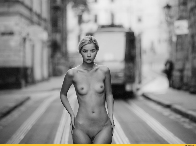 Рыжая с короткими волосами ню