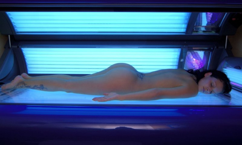 Девушки раздеваются в солярии