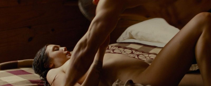 Элизабет Олсен голая попа