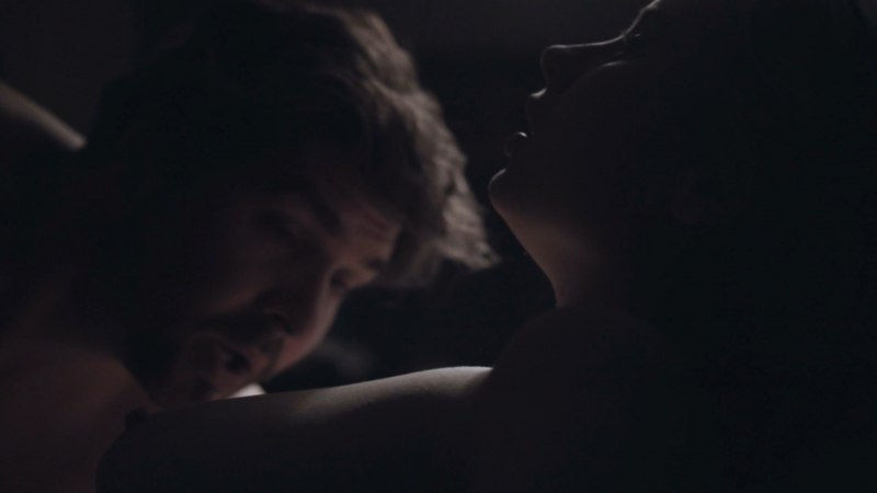 Голая модель показывает свою фигуру