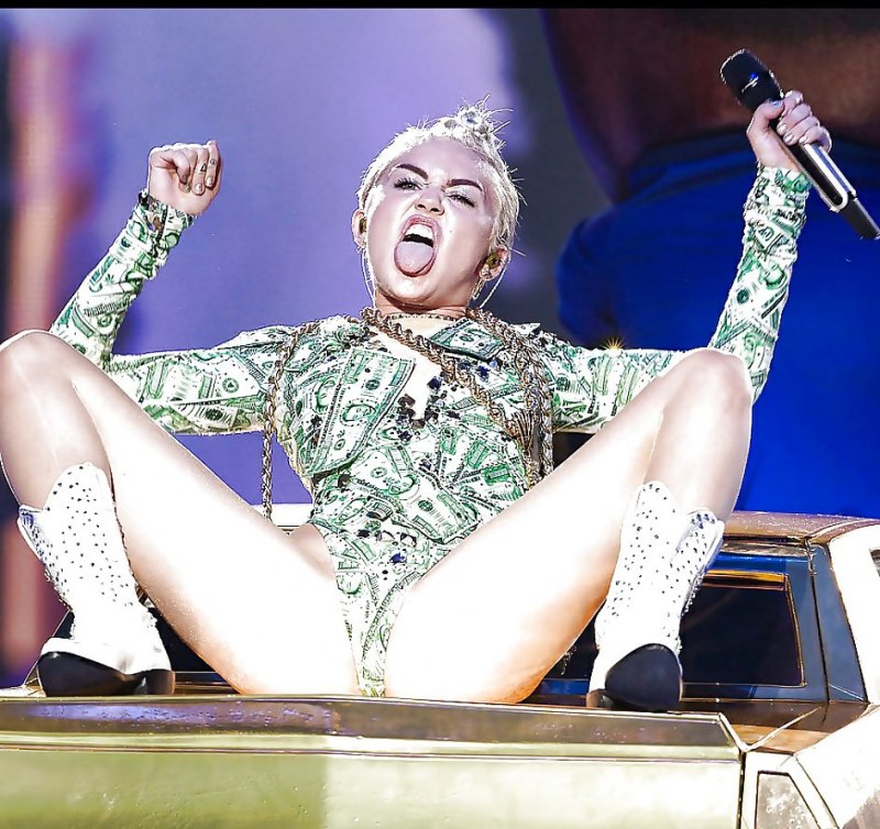 Голые рок певицы на концерте