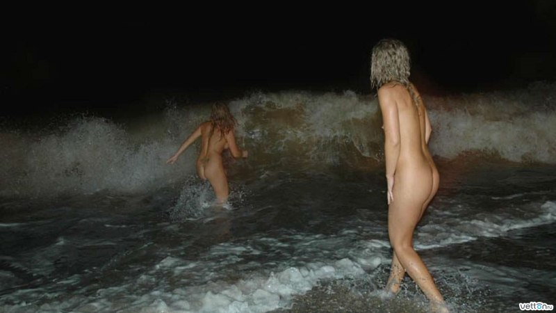 Купаются пьяные голые девки