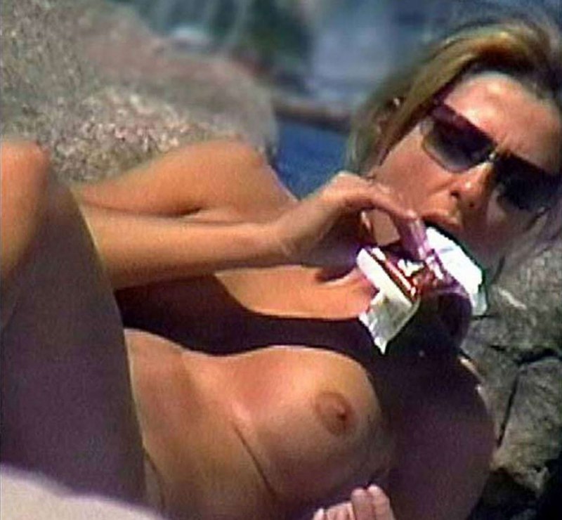 Дженнифер Энистон голая грудь