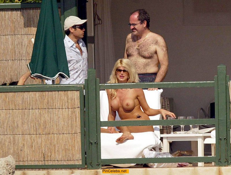 Знаменитости которые спалились голыми