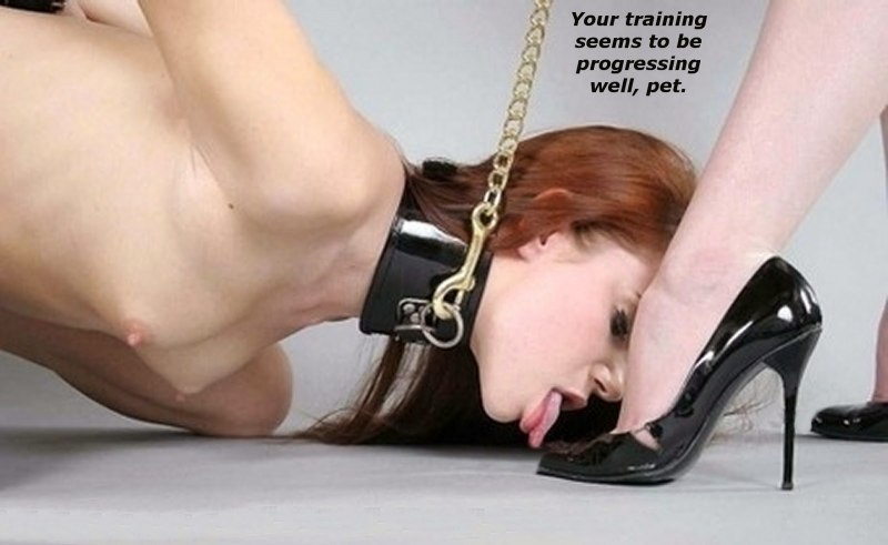 Девушка лижет ноги госпожи