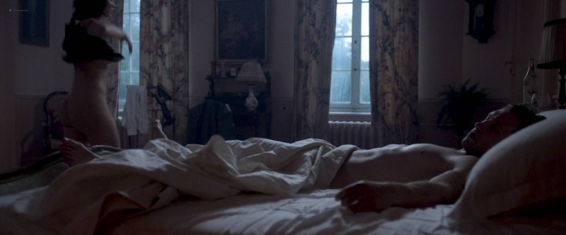 Лили Джеймс голая в фильме исключение