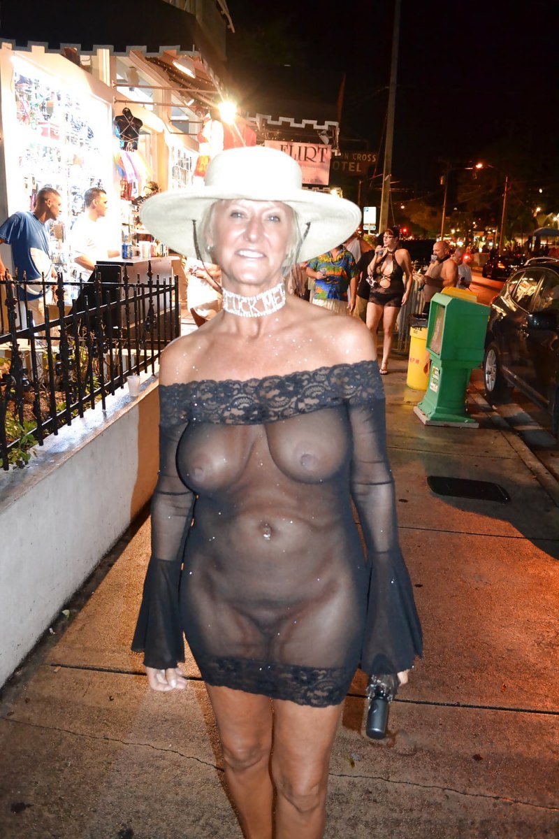 Пожилые дамы без трусов