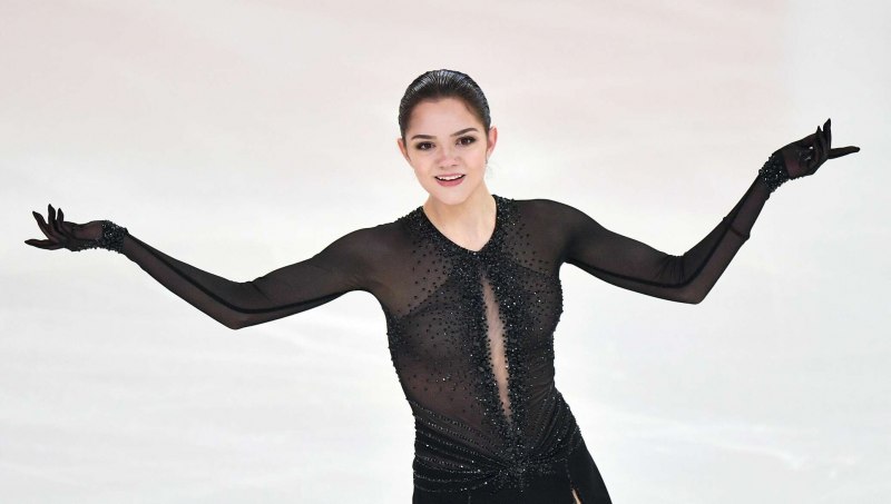 Алина Загитова в бассейне