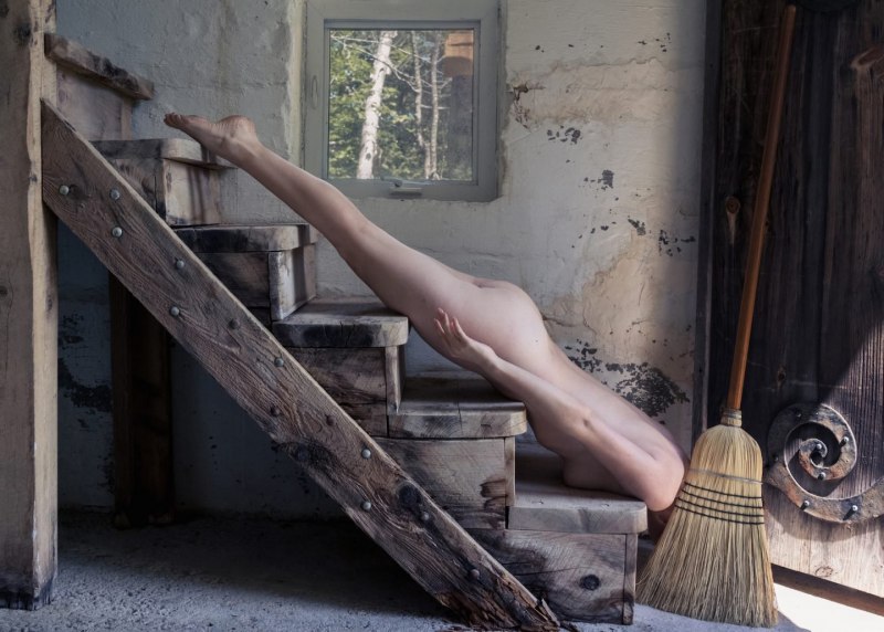 Девушка на стремянке в стиле ню