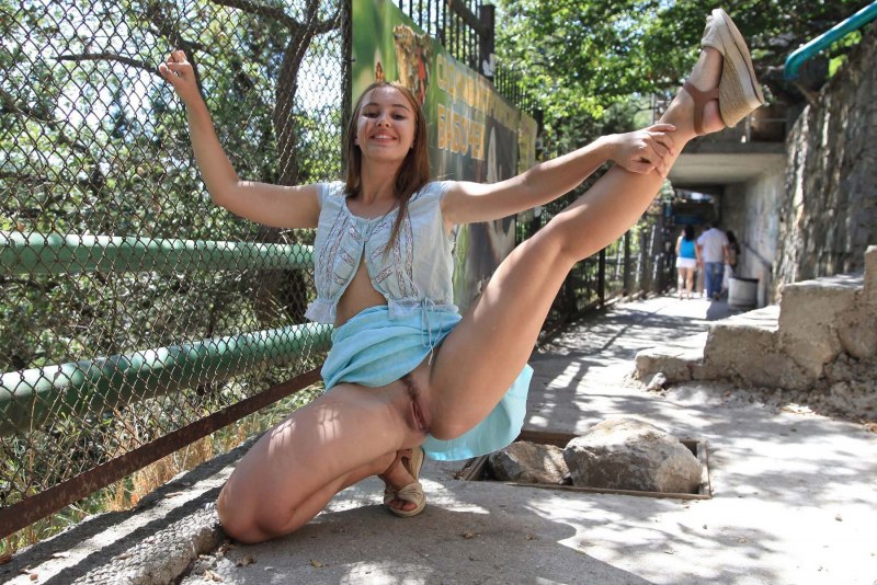 Голые бабы с задранными ногами