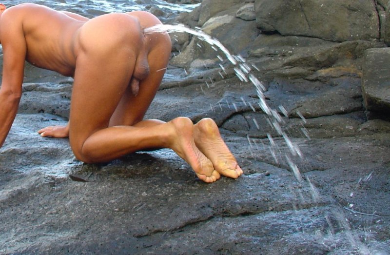 Мужик ссыт на член мужику