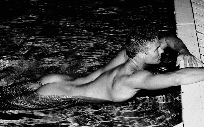 Парни нагишом в бассейне