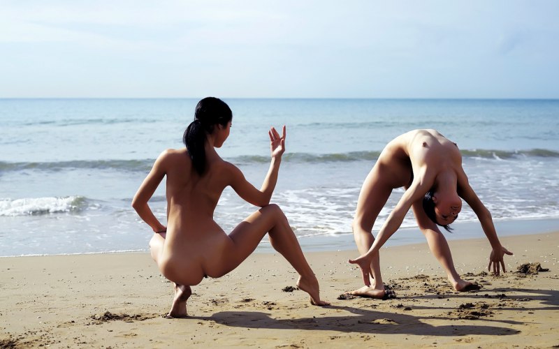 Ходьба голышом по пляжу