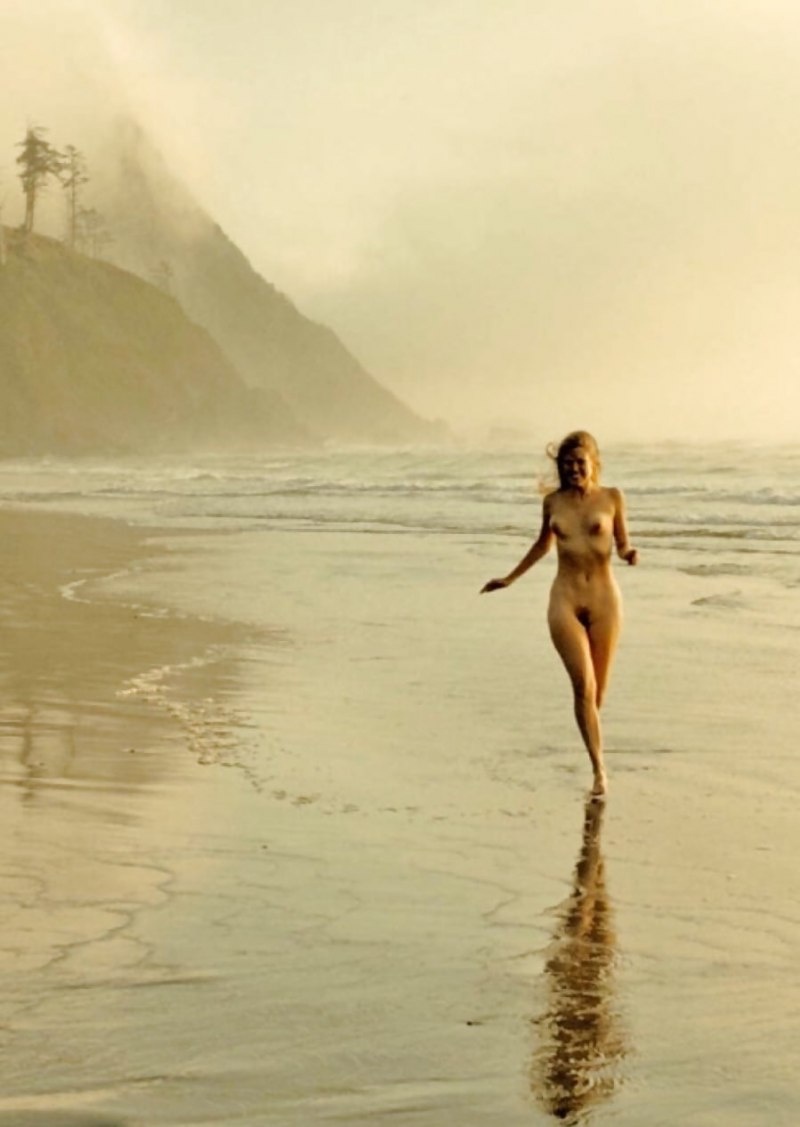 Красивые голые женщины на море