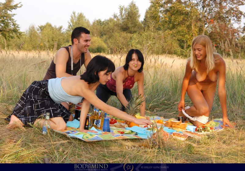 Студентки на пикнике ню