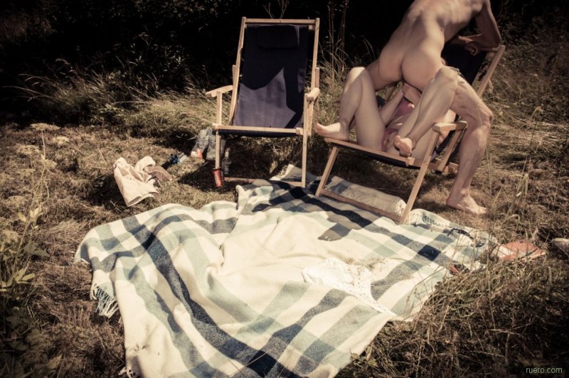 Голая на свежем воздухе