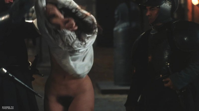 Голая Паулина Джеймс на черном фоне Паулина