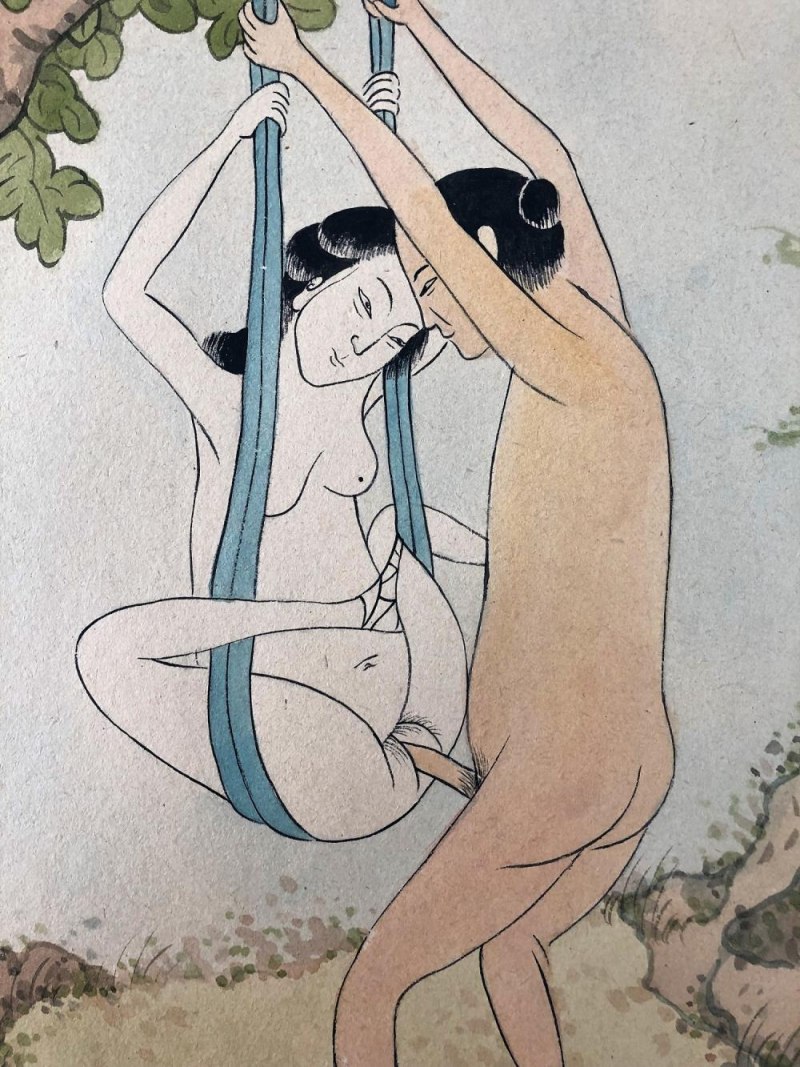 Цветы сливы в золотой вазе эро