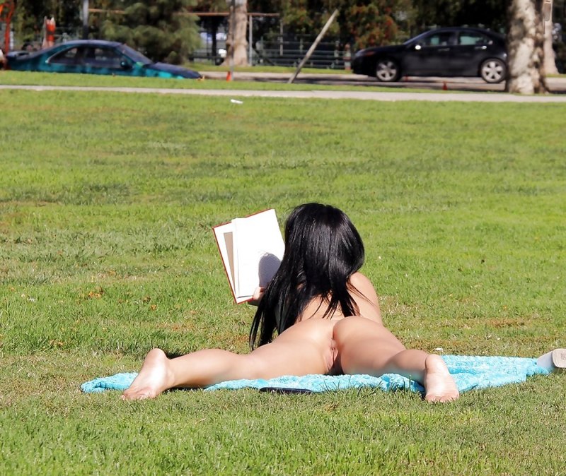 Девки загорают на природе