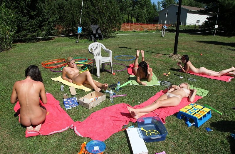 Девки загорают в парке