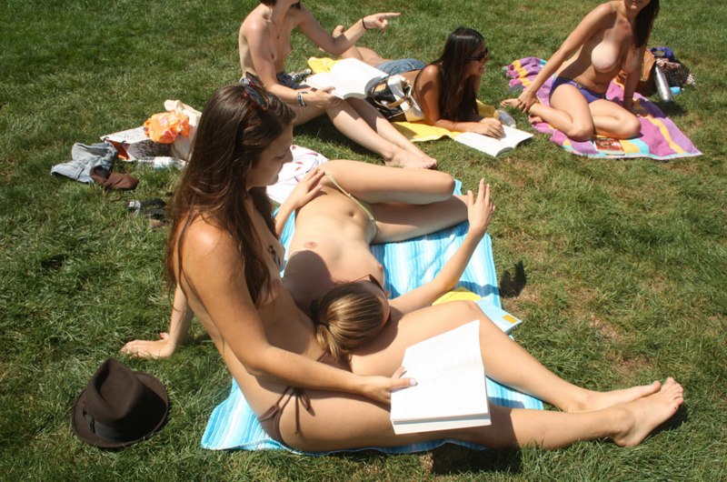 Загорают в парках без комплексов