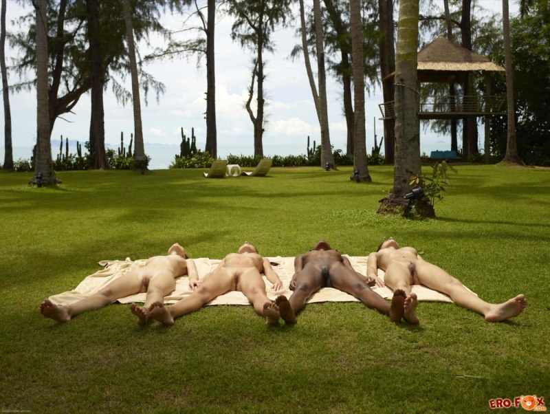 Голые женщины на скамейке