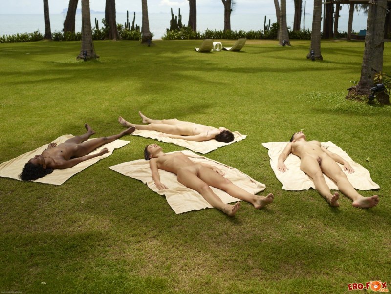 Девушка оголила пяточку в парке