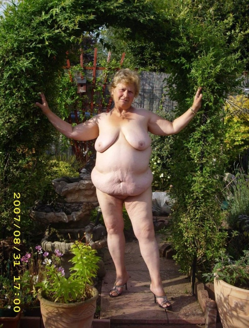 Голые толстые старухи на даче