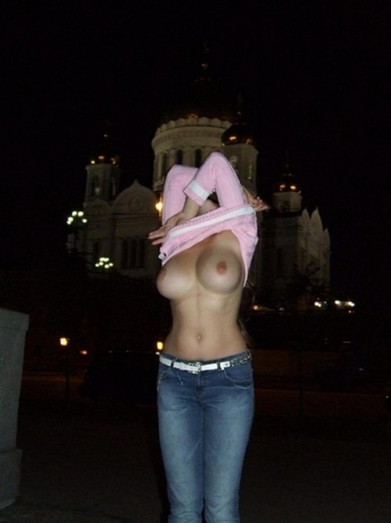 Показала грудь публично