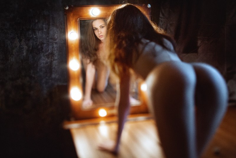 Голые девки в подворотне