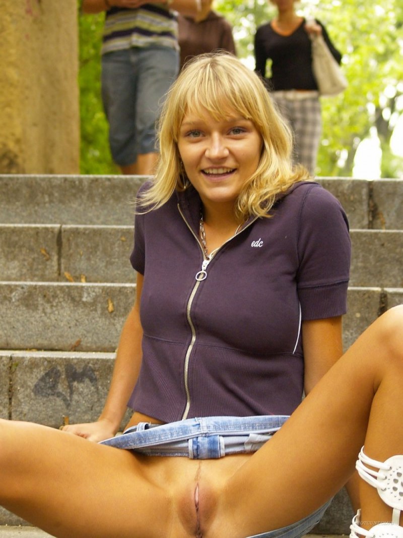 Девушки спалились без трусов