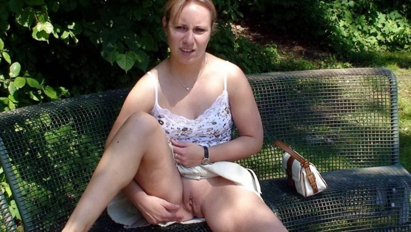 Зрелая без трусов под платьем